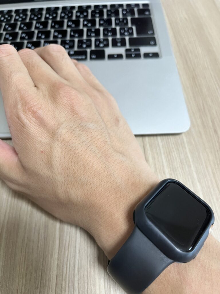 Apple Watchを右手に付けるとパソコンに干渉（使いにくい）