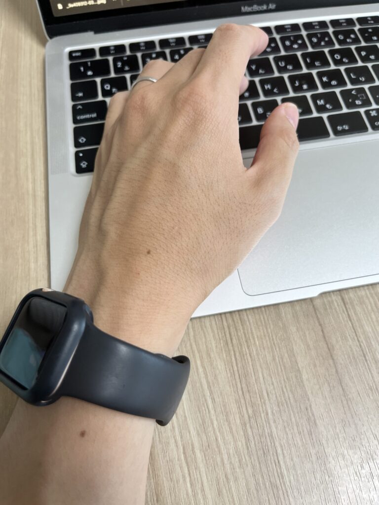 Apple Watchを左手に付けるとパソコンに干渉しにくい（使いやすい）