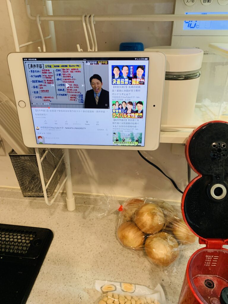 料理しながらiPadで動画を見る