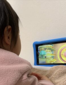 Amazonキッズタブレットで動画を見る子供
