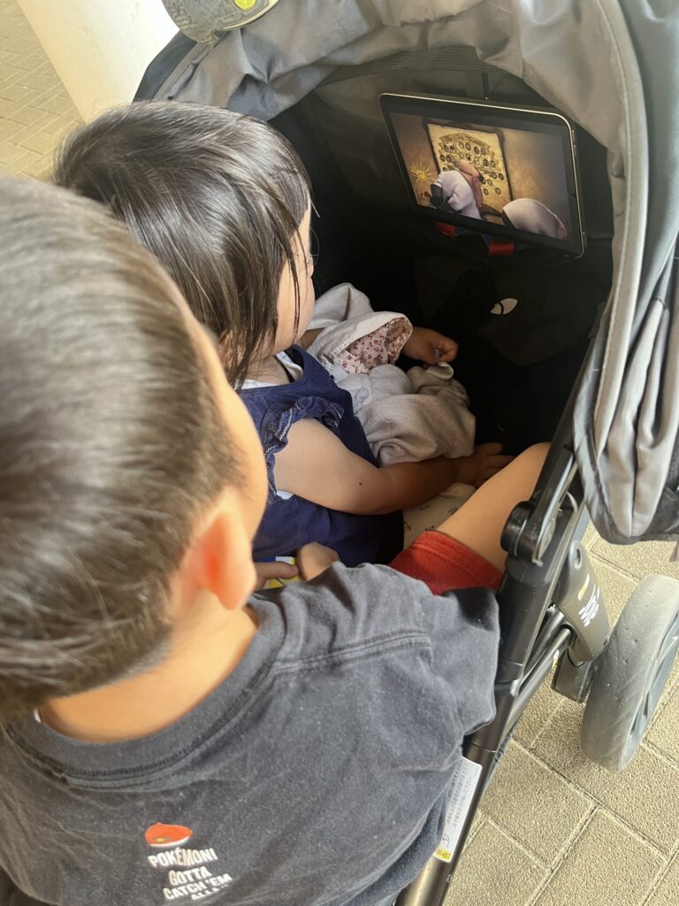 ベビーカー上でiPad動画を見る子供