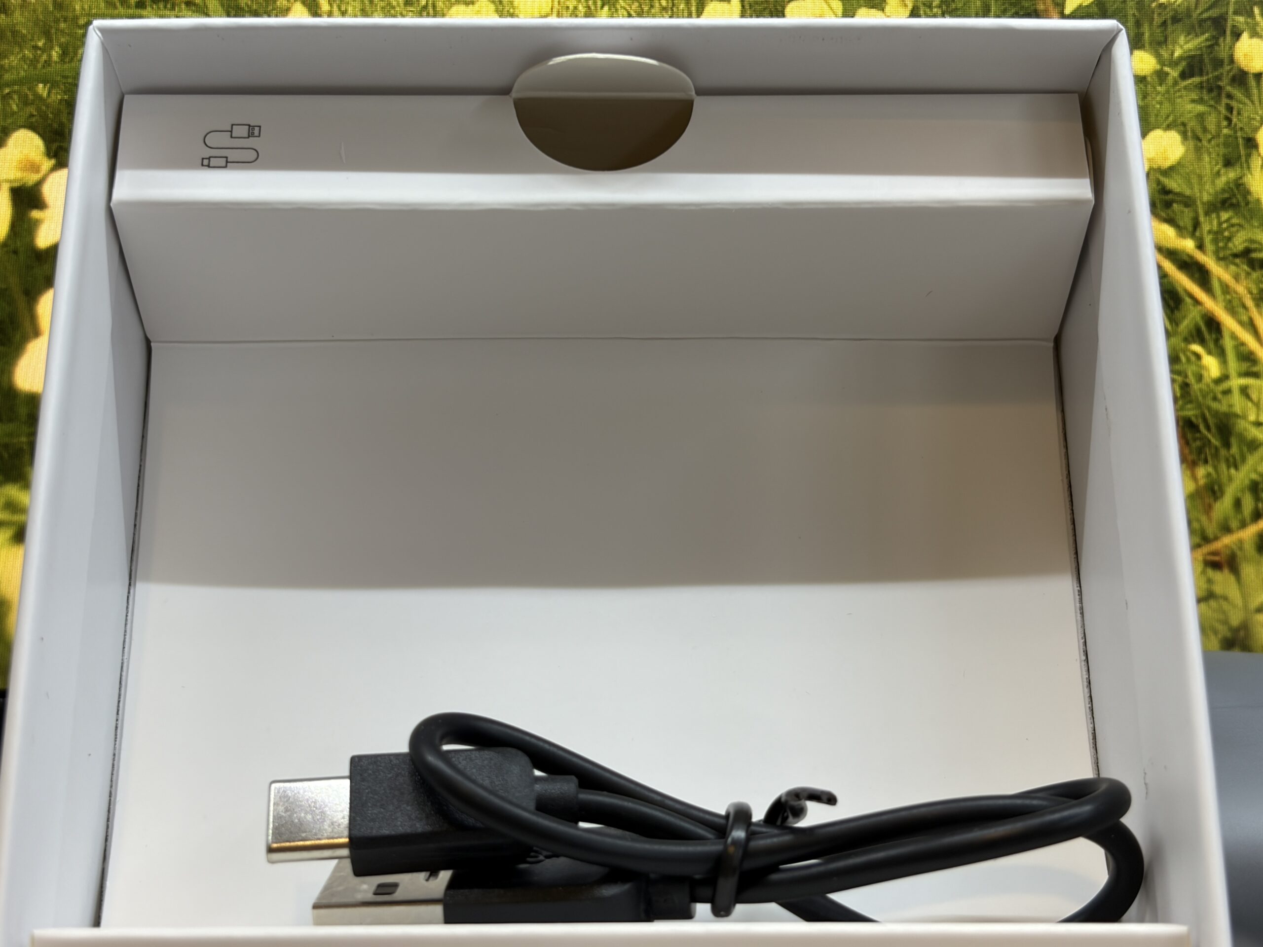 UU2イヤーカフ箱側面のコード収納